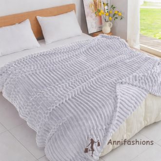   Világosszürke microplüss pléd – Puha és meleg takaró modern otthonokba